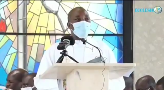 Catholic Priest identified as Reverend Father Jude slumped and died while preaching the gospel during a holy mass on Sunday at Diego, Cameroon.